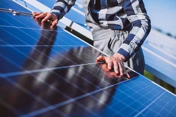 Comment la société panosolaire soutient l'écologie avec ses kits panneaux solaires ?